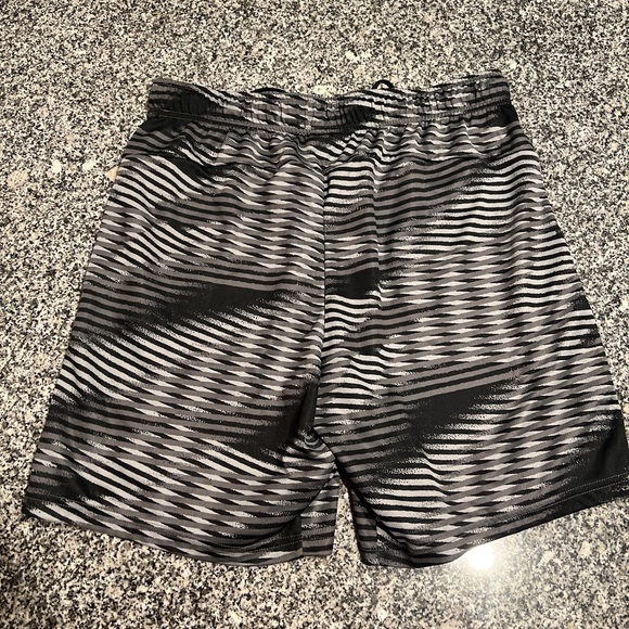 Nike Stripe Basketball Shorts Gray And Black Large - Picture 4 of 5